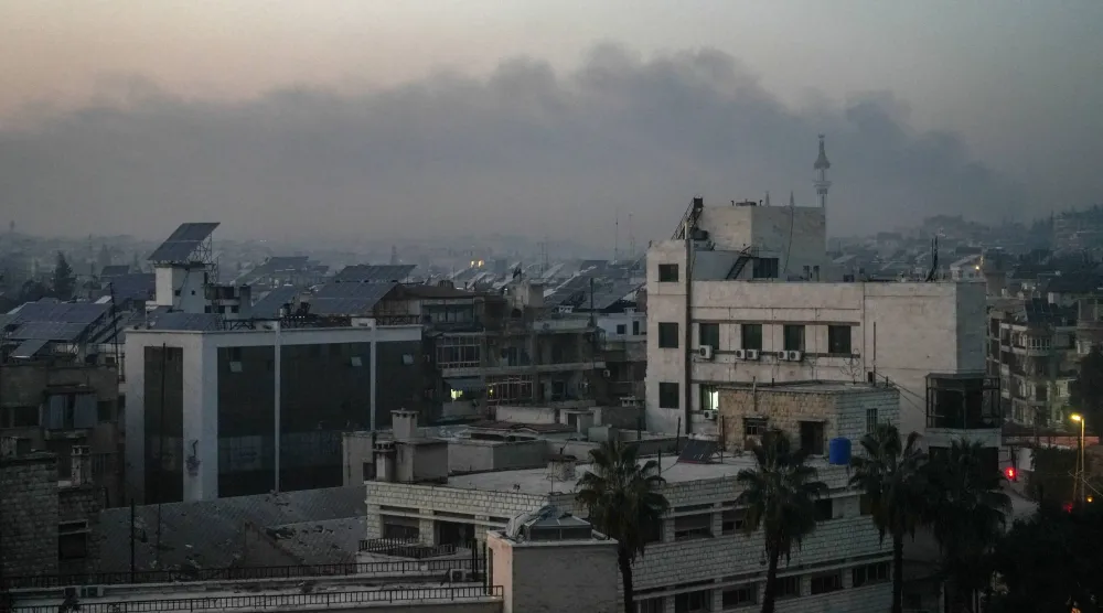 دخان كثيف يتصاعد من مناطق الاشتباكات بين الجيش السوري و«قسد» في حلب (إ.ب.أ)