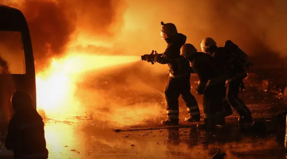 فرق الإطفاء السورية تعمل على إخماد حريق شب في شارع فيصل بين حيي الجميلية والسبيل بحلب جراء سقوط قذائف أطلقها تنظيم «قسد» (سانا) 