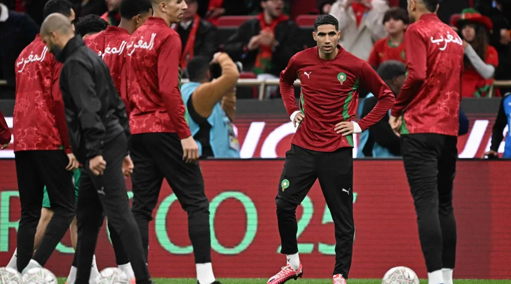 لاعبو المغرب يتوسطهم حكيمي خلال التحضير لمواجهة ربع النهائي (أ ف ب)