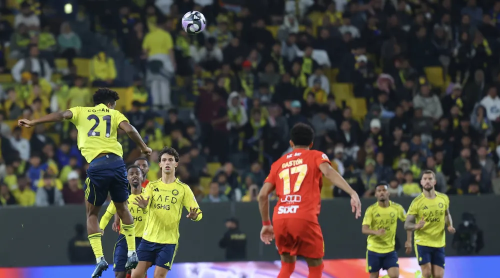 كومان يرتقي للكرة خلال مباراة فريقه أمام القادسية (تصوير: عبد العزيز النومان)
