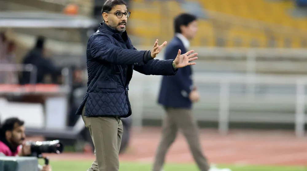 سعد الشهري يوجه لاعبيه خلال المباراة (تصوير: مشعل القدير)