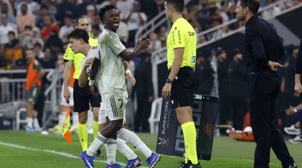 الأرجنتيني دييغو سيميوني، مدرب فريق أتلتيكو مدريد لحظة مشادة مع فينيسيوس (رويترز) 