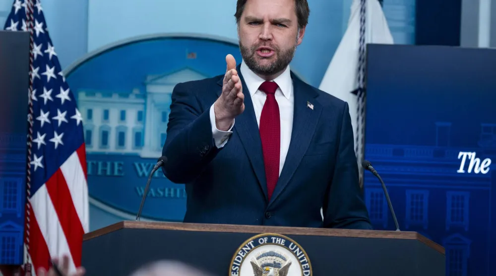 نائب الرئيس الأميركي جاي دي فانس خلال مؤتمر صحافي في البيت الأبيض (إ.ب.أ)