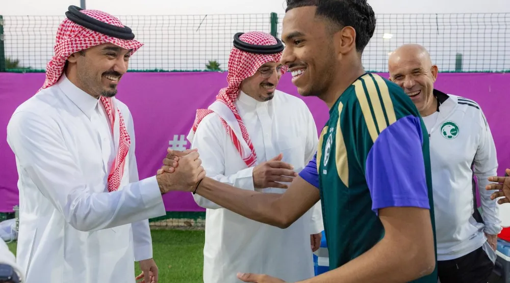 الأمير عبد العزيز بن تركي الفيصل يصافح اللاعب مصعب الجوير قبل انطلاق التدريبات (وزارة الرياضة)