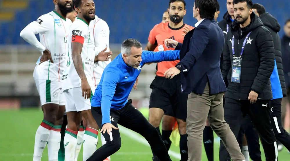 مدرب النجمة في جدال مع لاعبي الاتفاق بعد نهاية المباراة (تصوير: مشعل القدير)