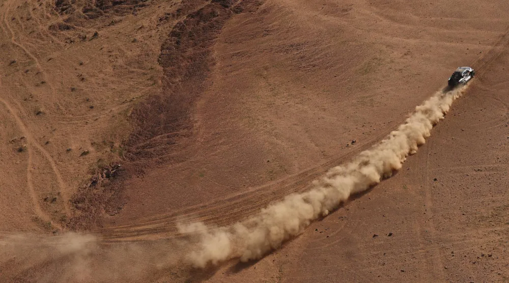 منافسات مثيرة شهدتها المرحلة الماراثونية في رالي داكار السعودية (رويترز)