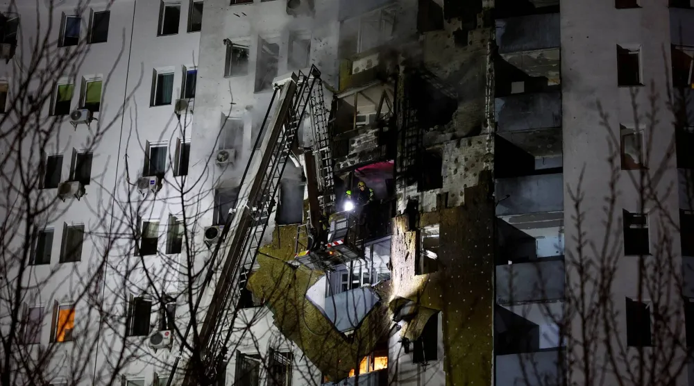 رجال إطفاء في موقع تعرض لغارة روسية بطائرة مسيرة في كييف (رويترز)