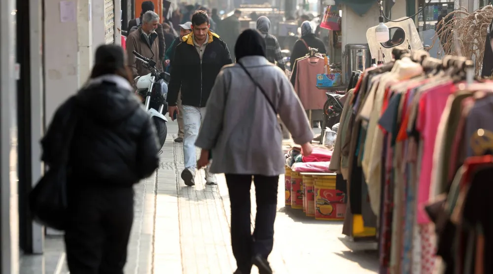 إيرانيون في أحد شوارع طهران حيث تعصف أزمة اقتصادية خانقة بالبلاد (إ.ب.أ)