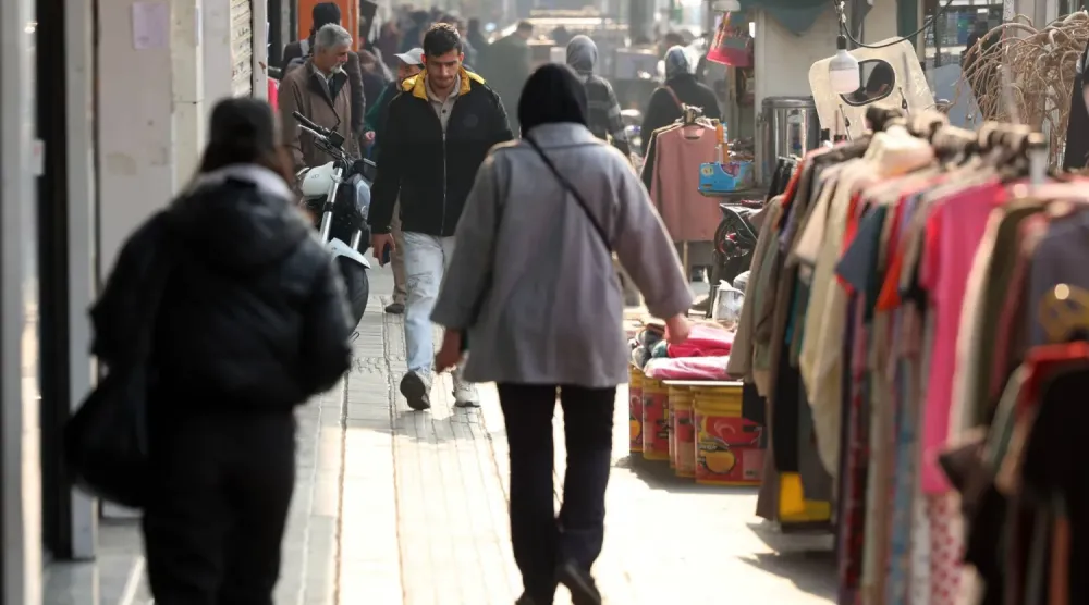 İran'ın ağır ekonomik krizle boğuştuğu bir dönemde Tahran'da bir sokaktaki İranlılar (EPA)