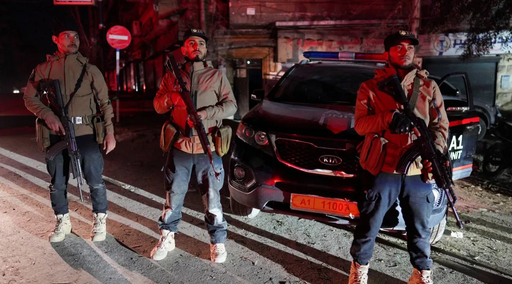 قوات الأمن التابعة لوزارة الداخلية السورية تتمركز في حي الأشرفية في حلب عقب معارك مع قوات «قسد»... 9 يناير 2026 (رويترز)