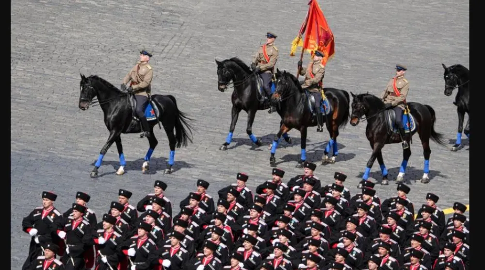 عدد متزايد من الوحدات الروسية يقوم بإرسال سلاح الفرسان إلى خط المواجهة في شرق أوكرانيا (رويترز)
