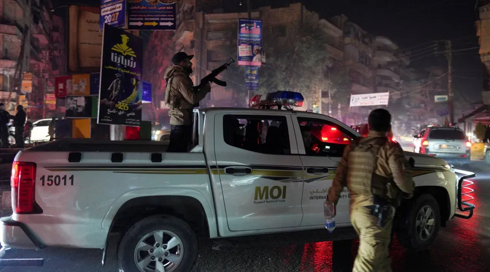 قوات الأمن التابعة لوزارة الداخلية تجري دوريات في حي الأشرفية الذي سيطرت عليه عقب معارك مع «قوات سوريا الديمقراطية»... حلب 9 يناير 2026 (رويترز)