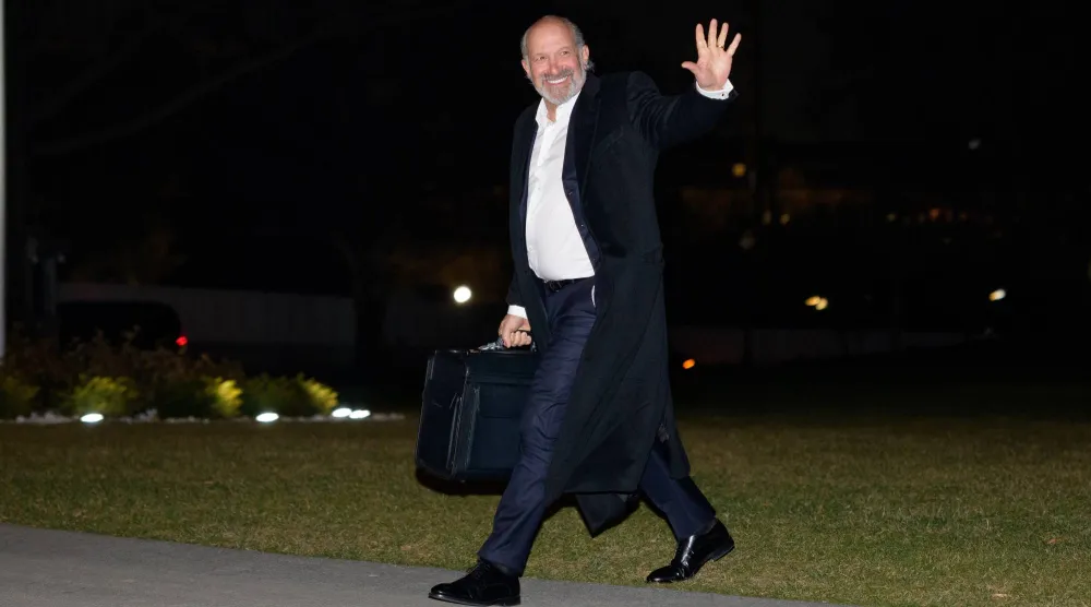 وزير التجارة الأميركي هوارد لوتنيك يلوح بيده لدى وصوله إلى البيت الأبيض، 4 يناير 2026 (إ ب أ)
