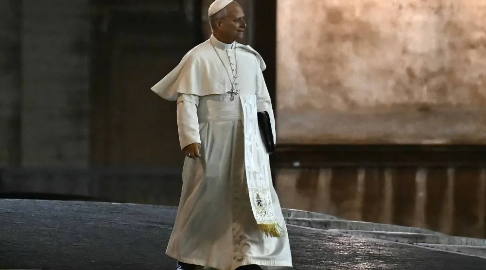 البابا ليو الرابع عشر يغادر الفاتيكان ويتوجه إلى مقر إقامته بعد اجتماع دام يومين مع الكرادلة يوم 8 يناير 2026 (أ.ف.ب)
