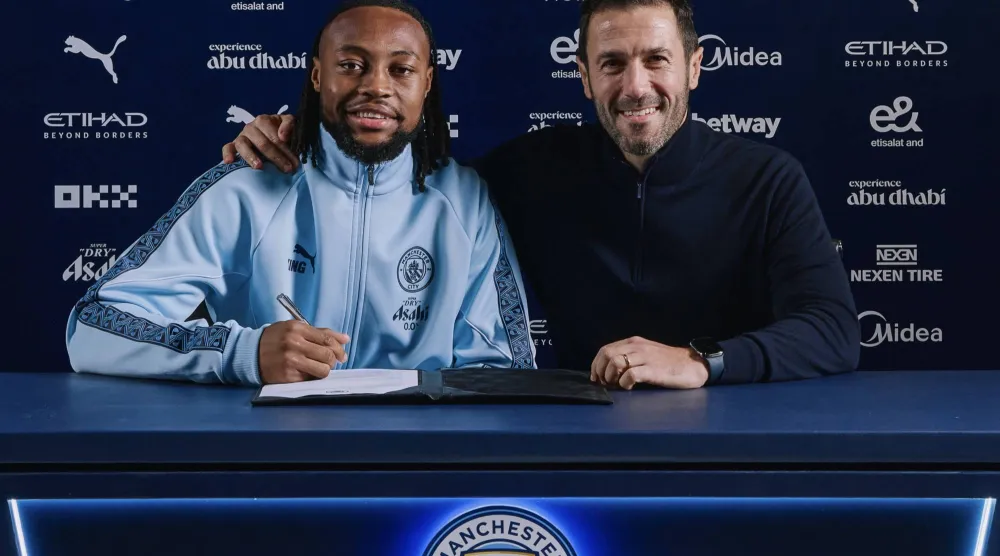 جانب من توقيع سيمنيو عقد انتقاله للسيتي (مانشستر سيتي)