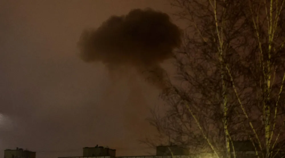 دخان يتصاعد من مبنى سكني في كييف بعد غارة روسية (رويترز)