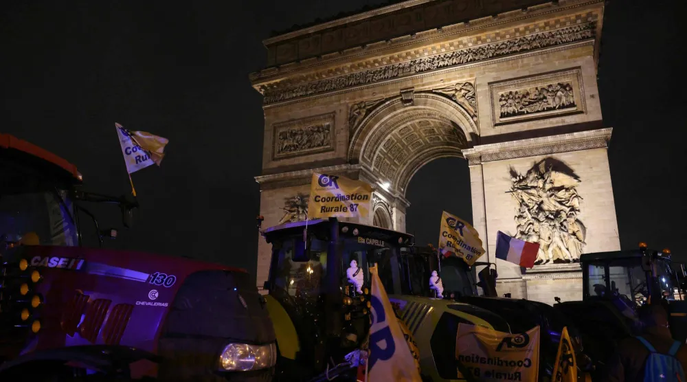 مظاهرة بالجرارات الزراعية للمزارعين الفرنسيين ضد اتفاقية التجارة مع تكتل «ميركوسور» أمام قوس النصر في العاصمة باريس (أ.ف.ب)