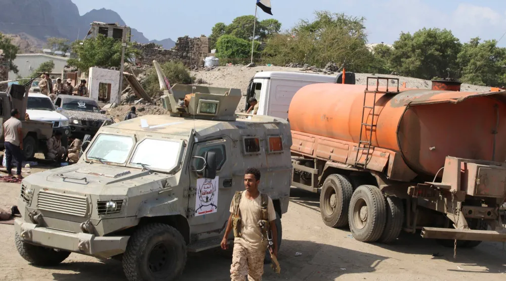 جندي يمني يسير خارج ثكنة عسكرية في عدن الخميس (رويترز)