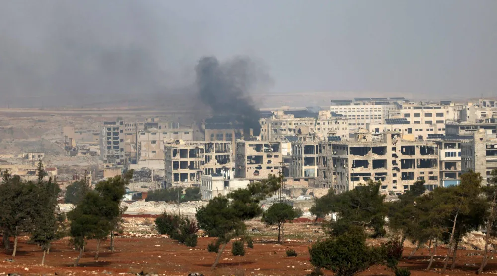 دخان كثيف يتصاعد من مناطق الاشتباكات بين القوات السورية و«قسد» في حلب (أ.ف.ب)