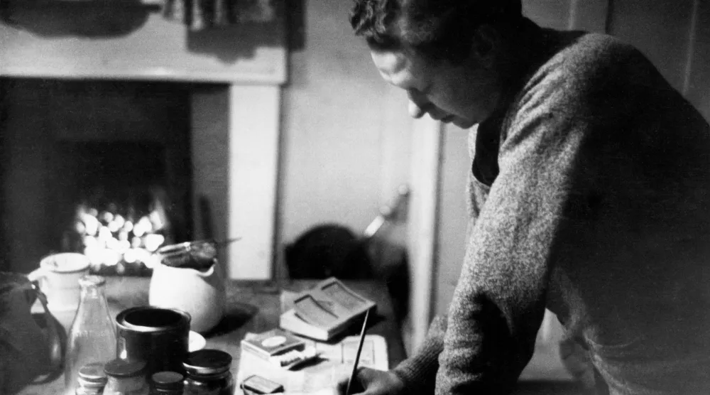 ليس كلّ ما يُكتب في البدايات يُشبه ما يُخلَّد لاحقاً (غيتي)