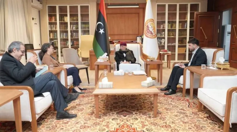 صالح مستقبِلاً خوري في مدينة القبة شرق ليبيا (المركز الإعلامي لصالح)