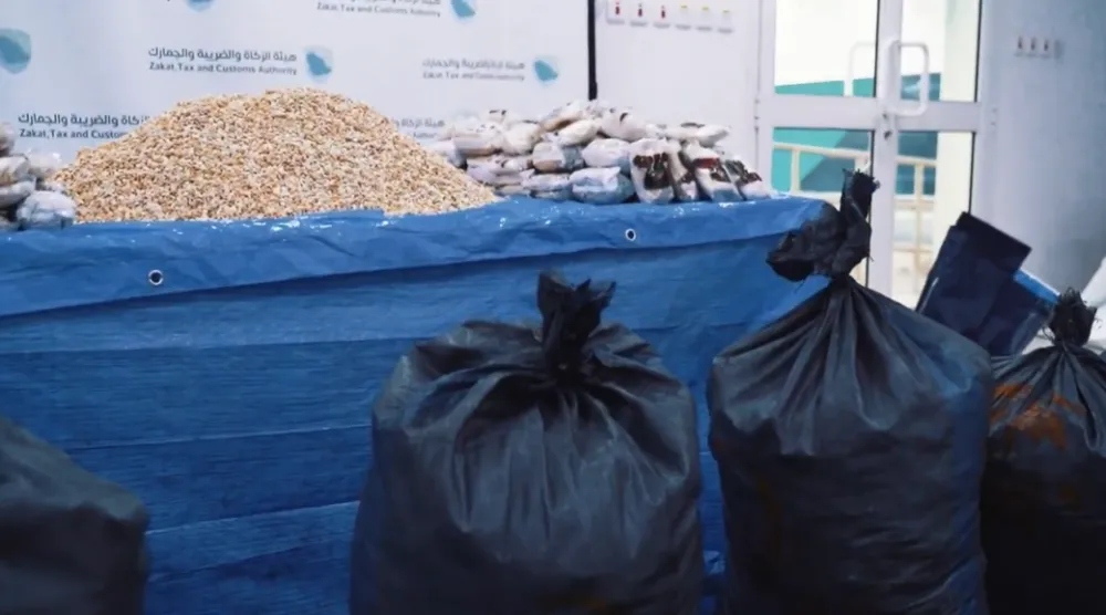 كمية كبيرة من حبوب الإمفيتامين بعد ضبطها في أكياس «فحم» بميناء جدة الإسلامي (الجمارك السعودية)