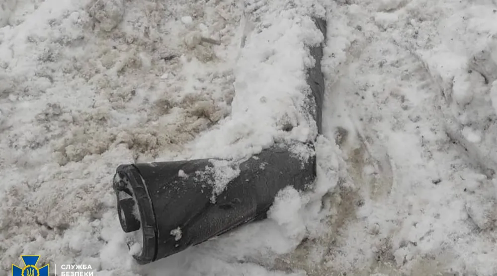 صورة وزعتها خدمات الأمن الأوكراني تظهر بقايا من الصاروخ الروسي (أ.ف.ب)