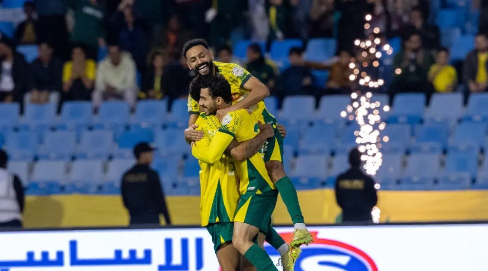 لاعبو الخليج يحتفلون بأحد أهدافهم في المباراة (تصوير: عيسى الدبيسي)