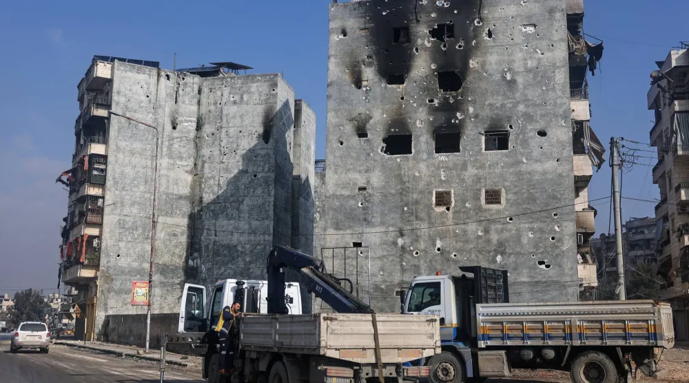 مبانٍ سكنية متضررة من الاشتباكات بين عناصر الجيش وقوات «قسد» في حي الأشرفية بمدينة حلب (أ.ب)