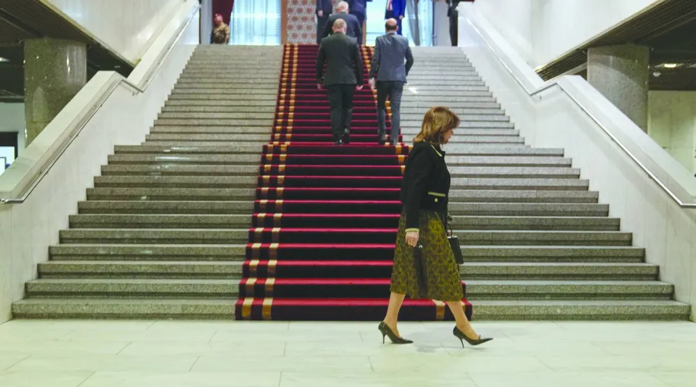 أعضاء في البرلمان العراقي الجديد في طريقهم إلى مكان انعقاد جلستهم الأولى في بغداد 29 ديسمبر الماضي (أ.ف.ب)