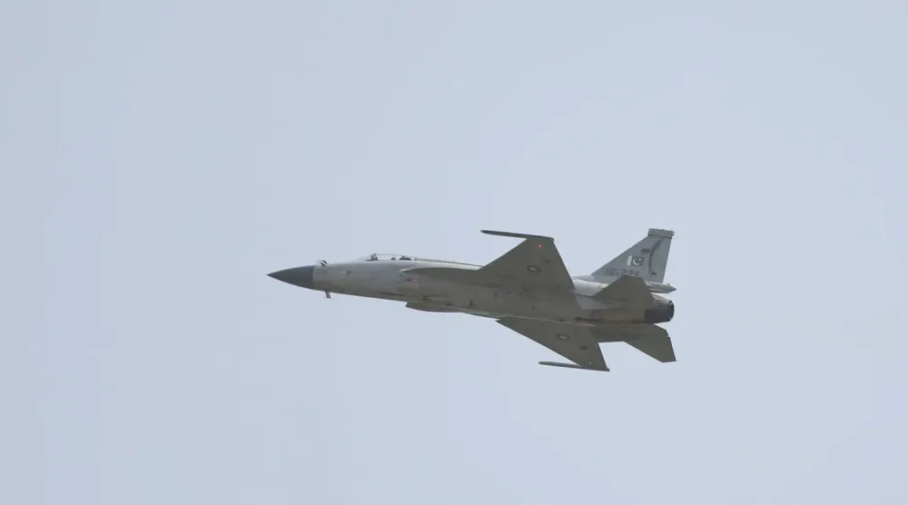Pakistan yapımı JF-17 Thunder savaş uçağı, Pakistan’daki bir etkinlik sırasında düzenlenen gösteride (Reuters)