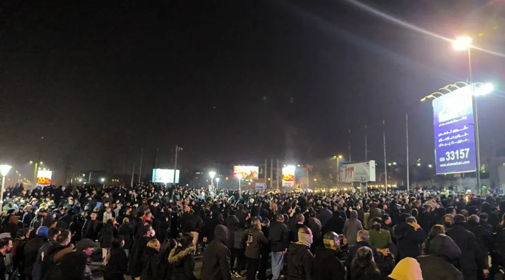 حشود من المحتجين الإيرانيين يجتمعون في ساحة طالقاني وسط كرج غرب طهران (تلغرام)