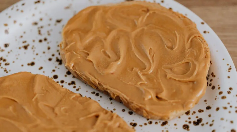 تتميز زبدة الفول السوداني بمحتواها العالي من البروتين (بيكسلز)