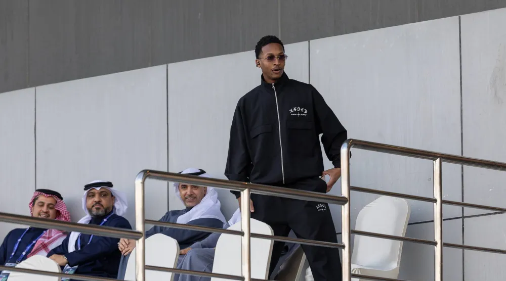 مراد هوساوي تابع مباراة فريقه أمام ضمك من المدرجات (تصوير: عيسى الدبيسي)