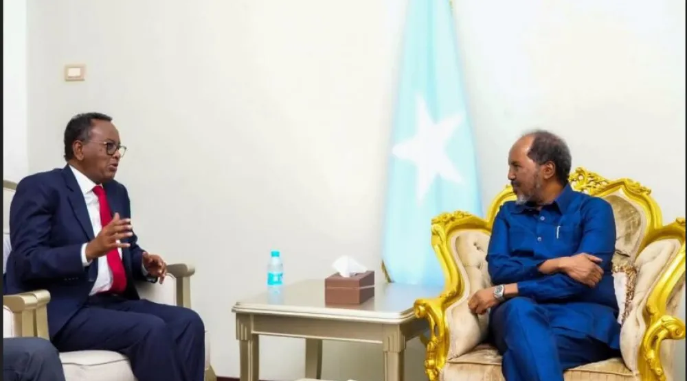 الرئيس الصومالي خلال استقبال رئيس الوزراء الأسبق عبدي فارح شيردون في أبريل الماضي (وكالة الأنباء الصومالية)