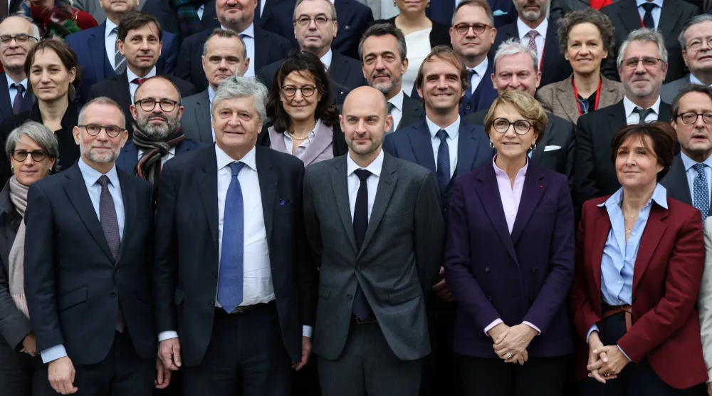 صورة جماعية للوزير بارو وكبار المسؤولين في وزارة الخارجية وبدا في الصورة بعض السفراء - 9 يناير (إ.ب.أ)