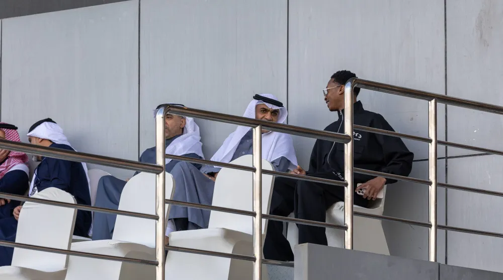 رئيس الخليج في حديث مع هوساوي خلال مباراة الفريق أمام ضمك (تصوير: عيسى الدبيسي)