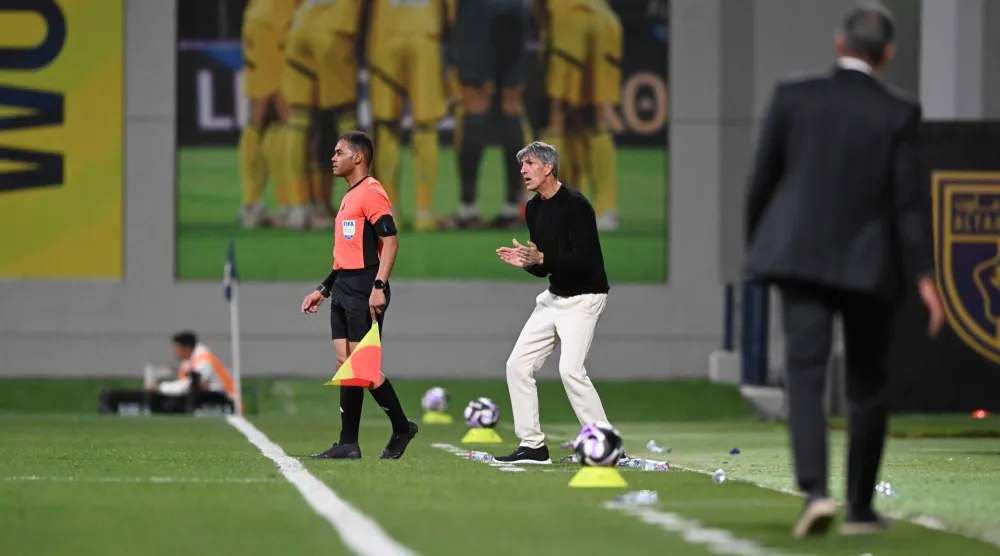  الإسباني إيمانويل ألغواسيل مدرب فريق الشباب (تصوير: عبد الرحمن السالم) 