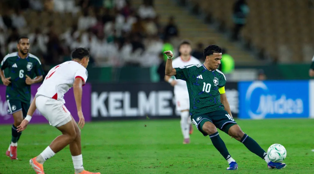 الجوير يسدّد الكرة نحو المرمى الأردني (الشرق الأوسط)