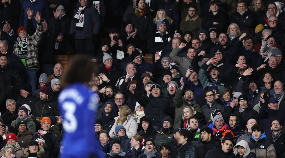 زجاجة المياه لم يعرف مصدرها بعد إن كان من المدرجات أو أرضية الملعب (رويترز)