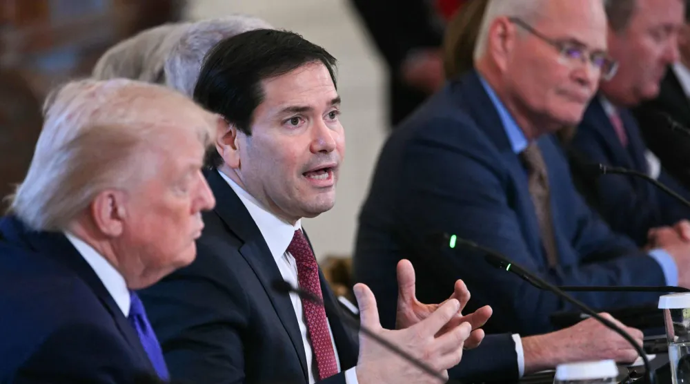 الرئيس الأميركي دونالد ترمب يستمع إلى وزير خارجيته ماركو روبيو ويبدو دارن وودز الرئيس التنفيذي لشركة إكسون موبيل النفطية، في اجتماع البيت الأبيض (أ.ف.ب)