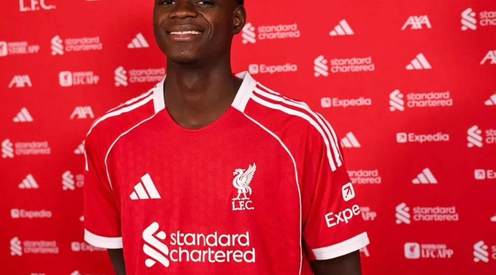ندياي بقميص ليفربول بعد التوقيع (موقع النادي)