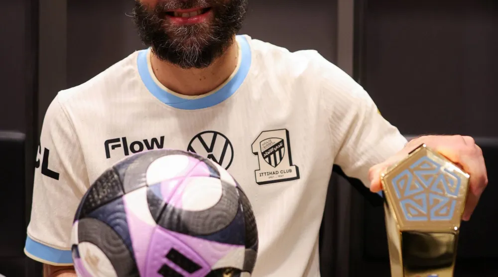 بنزيمة مع كرة الهاتريك وجائزة أفضل لاعب في المباراة (نادي الاتحاد)