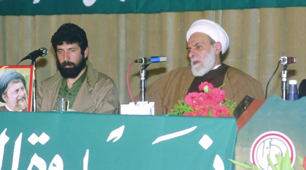 الشيخ محمد مهدي شمس الدين خلال إحدى المناسبات مع القيادي العسكري في حركة أمل عقل حمية (غيتي)