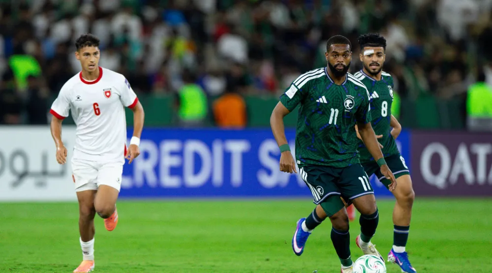 ثامر الخيبري لاعب الأخضر الأولمبي في محاولة أمام المرمى الأردني (المنتخب السعودي)