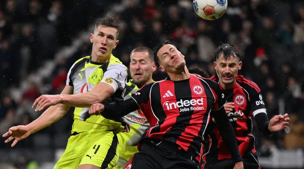 من المواجهة التي فرانكفورت وضيفه بوروسيا دورتموند (أ.ف.ب)