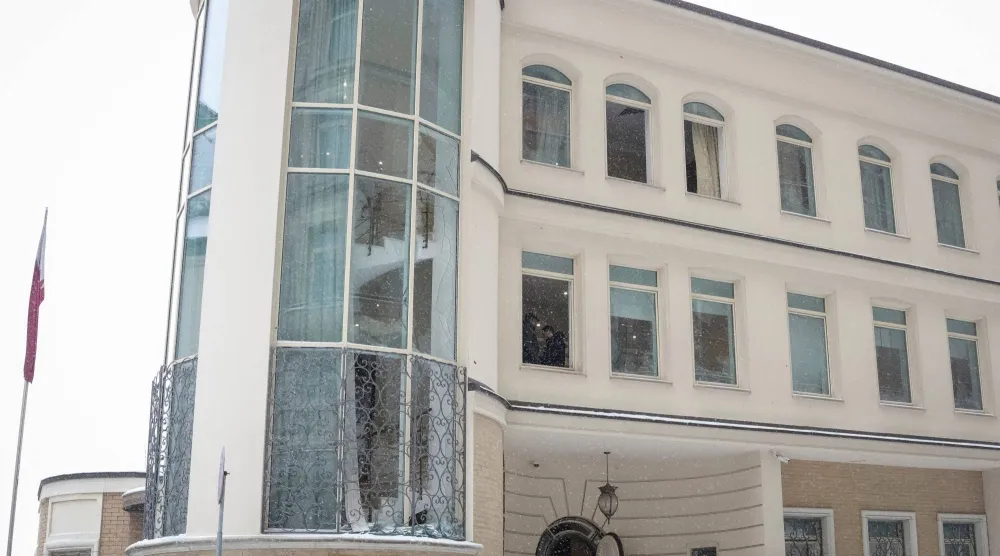 مبنى سفارة قطر المتضرر جراء قصف على كييف الجمعة (رويترز)