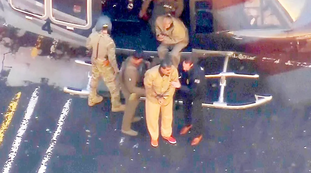 الرئيس الفنزويلي على الأرض الأميركية بعد اختطافه (أ ب)