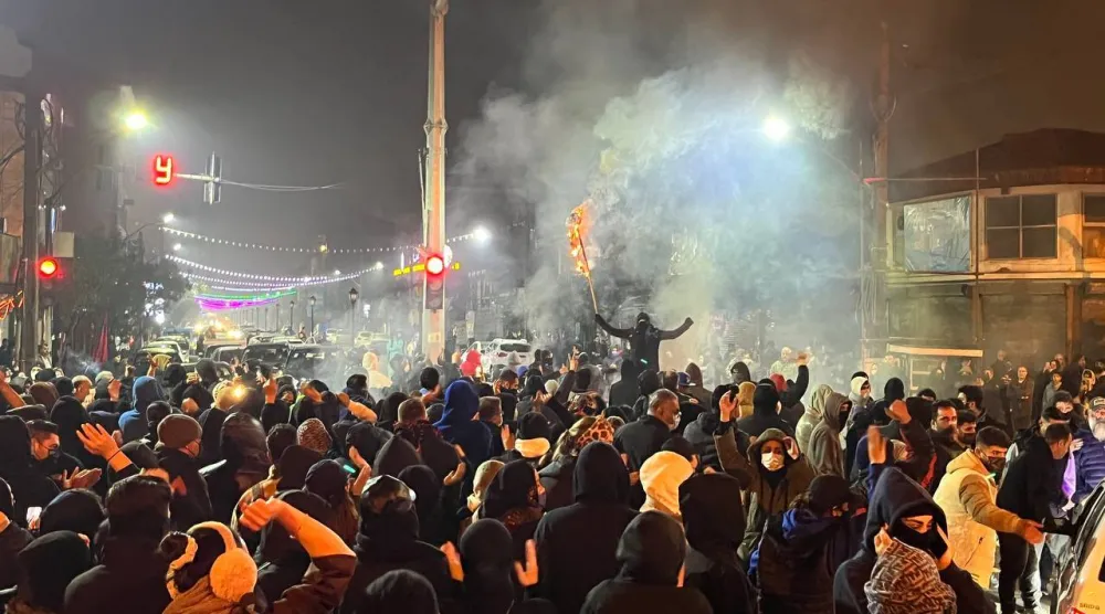 محتجون في ميناء أنزلي شمال إيران ليلة الخميس (تلغرام)