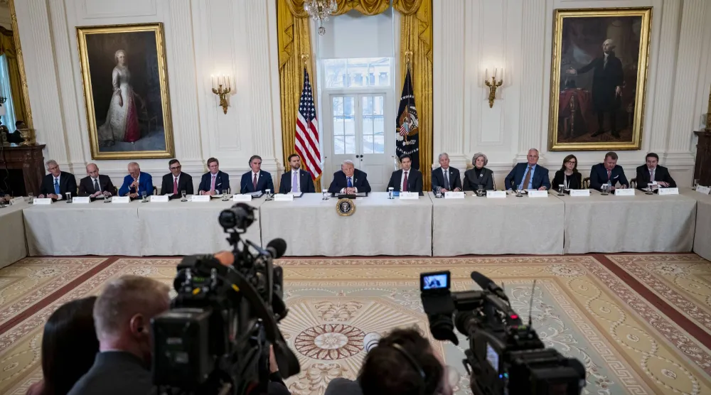 ترمب يتحدث خلال اجتماع مع مسؤولين تنفيذيين بقطاع النفط والغاز في القاعة الشرقية بالبيت الأبيض (إ.ب.أ)